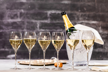 Champagner Glässer mit Flaschenkühler