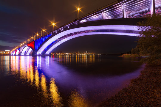 Fototapeta Reflection of the Communal Bridge in the Yenisei river, Krasnoyarsk, Russia. Urban landscape