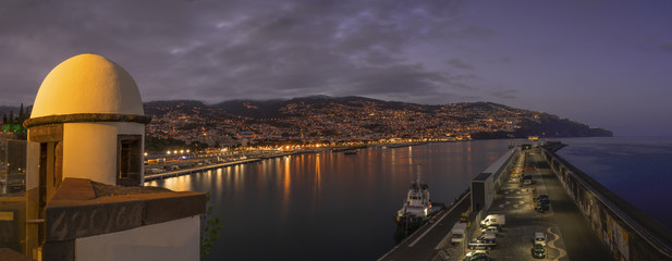Hafen von Funchal - Madeira - am Abend als Panorama
