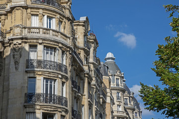 Fototapeta na wymiar Immeuble parisien style Haussmann