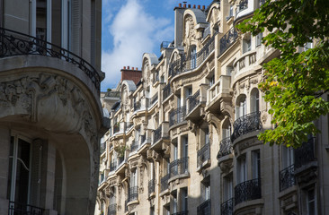 Fototapeta na wymiar Immeuble parisien style Haussmannien