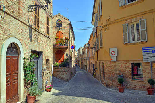 veduta panoramica di alcuni angoli di Ripatransone, Marche, Italia