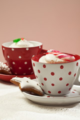 Cupcakes in the tea cups with gingerbread cookies