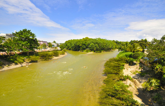 R&iacute;o Pano cruza la ciudad de Tena, Ecuador