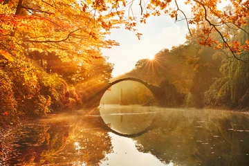Photo sur Plexiglas Le Rakotzbrücke Lac Rakotzbrücke en automne brouillard soleil bonjour orange poème mystique aventure