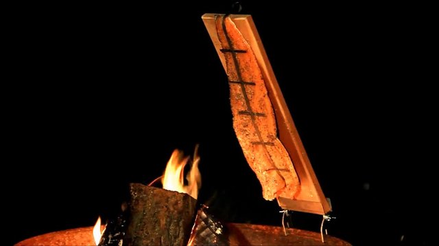 Flammlachs am offenen Feuer

