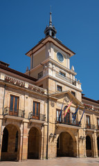 Obraz premium Townhall of Oviedo in early morning light with blue sky, Spain