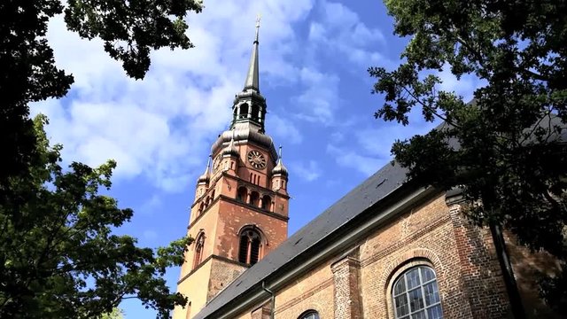 Kirche St. Laurentii in Itzehoe, Schleswig-Holstein Zeitraffer mit Wolken und blauem Himmel, 720p full HD time lapse