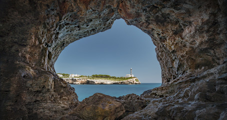 Leuchtturm auf Mallorca durch Felsöffnung fotografiert