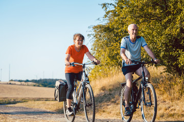 Senioren Paar fährt Fahrrad für bessere Fitness als Sport 