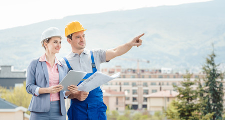 Architekt und Bauleiter entwickeln Ideen für ein Bau Projekt
