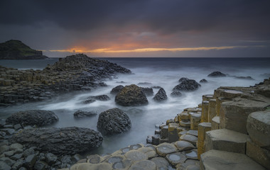 giant's causeway  - Nordirland - bei stimmungsvollem Sonnenuntergang