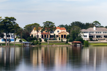 Fototapeta na wymiar Mansion on the lake