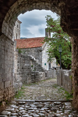 Obraz premium The old church. View through the arch