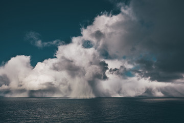 Naklejka na ściany i meble Sturmwolken im Herbst, Cloudporn, sturm zieht auf, Regenwetter