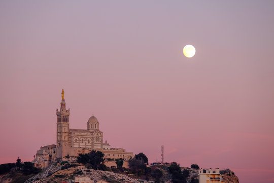 Cr&eacute;puscule sur Notre Dame avec la Lune