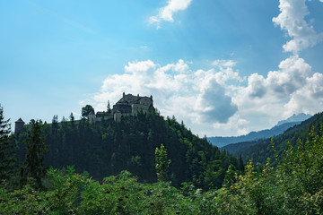 Österreichische Burg über den Bergen