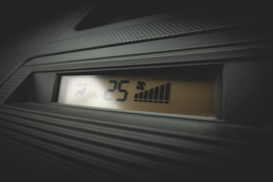 Display of a Car air conditioning system at 25c full fan