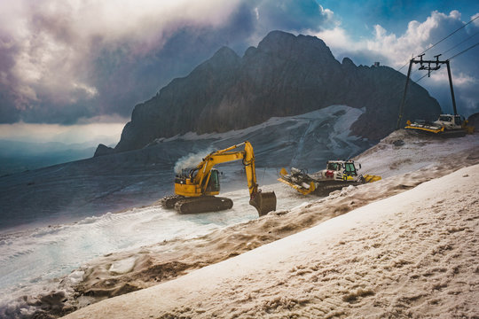 Bagger und Pflug auf dem Dachstein