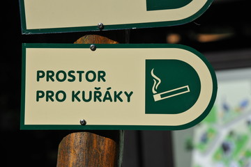 Schild Hinweis Verbotsschild CZ Tschechien Rauchverbot Prostor Pro Kuraky rauchen verboten