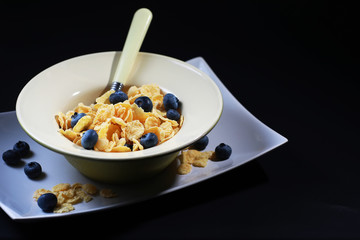 Corn flakes with fresh berries