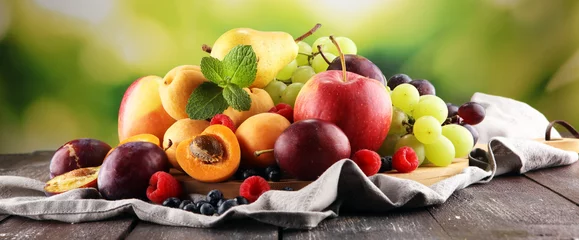 Foto auf Acrylglas Früchte Frische Sommerfrüchte mit Apfel, Trauben, Beeren, Birne und Aprikose