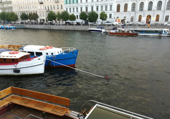 Fototapeta na wymiar small boats on the River near embankment