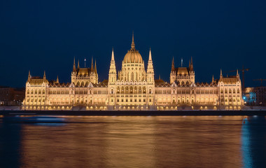 parliament of hungary in budapest at night