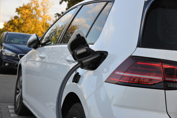 Elektroauto E-Auto beim Laden an Ladestation Tankstelle erneuerbare Energie Strom