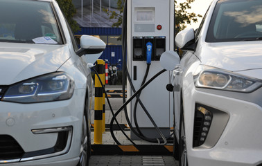 Elektroauto E-Auto beim Laden an Ladestation Tankstelle erneuerbare Energie Strom
