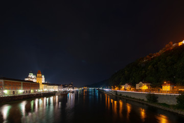 Fototapeta na wymiar Passau bei nacht mit Blick auf die Donau