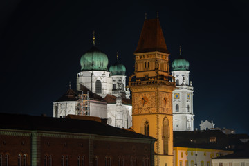 Fototapeta na wymiar Blick auf den Passauer Dom bei Nacht