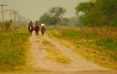 jinetes en camino rural