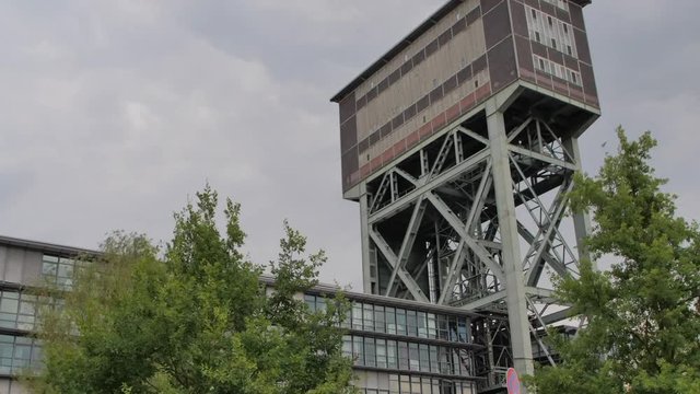 F&ouml;rderturm mit Wolken im Zeitraffer
