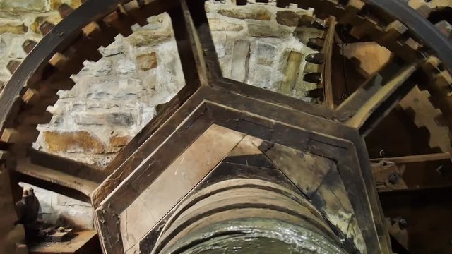 Wasserrad dreht sich