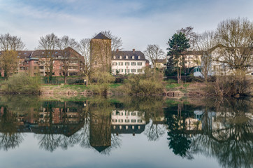 Obraz premium Porz am Rhein, ein Wehrturm mit Spiegelung