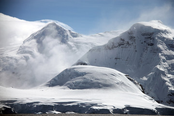 Fototapeta na wymiar blowing snow. antarctica. 