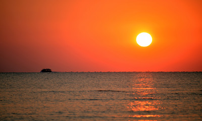 il mare visto dalla spiaggia al sorgere del sole - 222544833