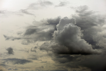 Obraz premium Approaching storm with dark clouds in the dramatic sky.