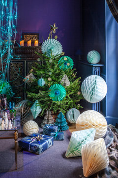 D&eacute;cor No&euml;l ultra violet laiton couleurs guirlandes