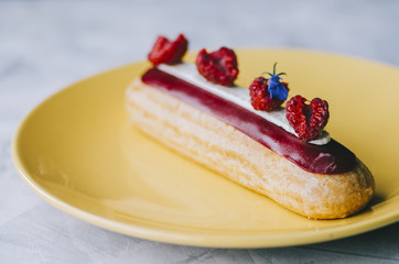 Eclair With Berries