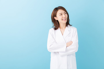 白衣の女性