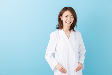 白衣の女性