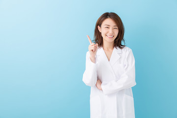 白衣の女性