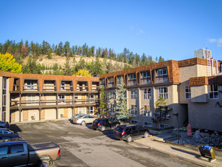 秋のカナディアンロッキー　朝のジャスパーのホテル（カナダ・アルバータ州）