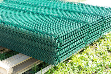 Material for the construction of a mesh fence.