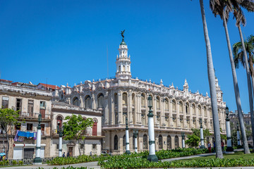 Fototapeta na wymiar Colonial building in Havana, Cuba in a blue sky day, summer feelings