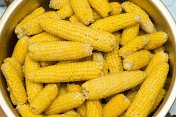 茹で上がったトウモロコシ