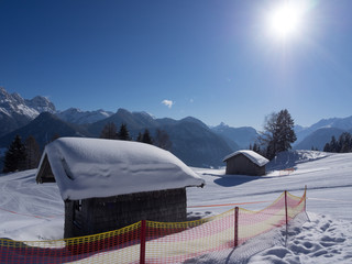 Holzhütten in Winterlandschaft in den Alpen, Lofer, Österreich