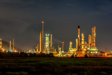 Obraz na płótnie Canvas Oil refinery industry And Petrochemical plant at twilight